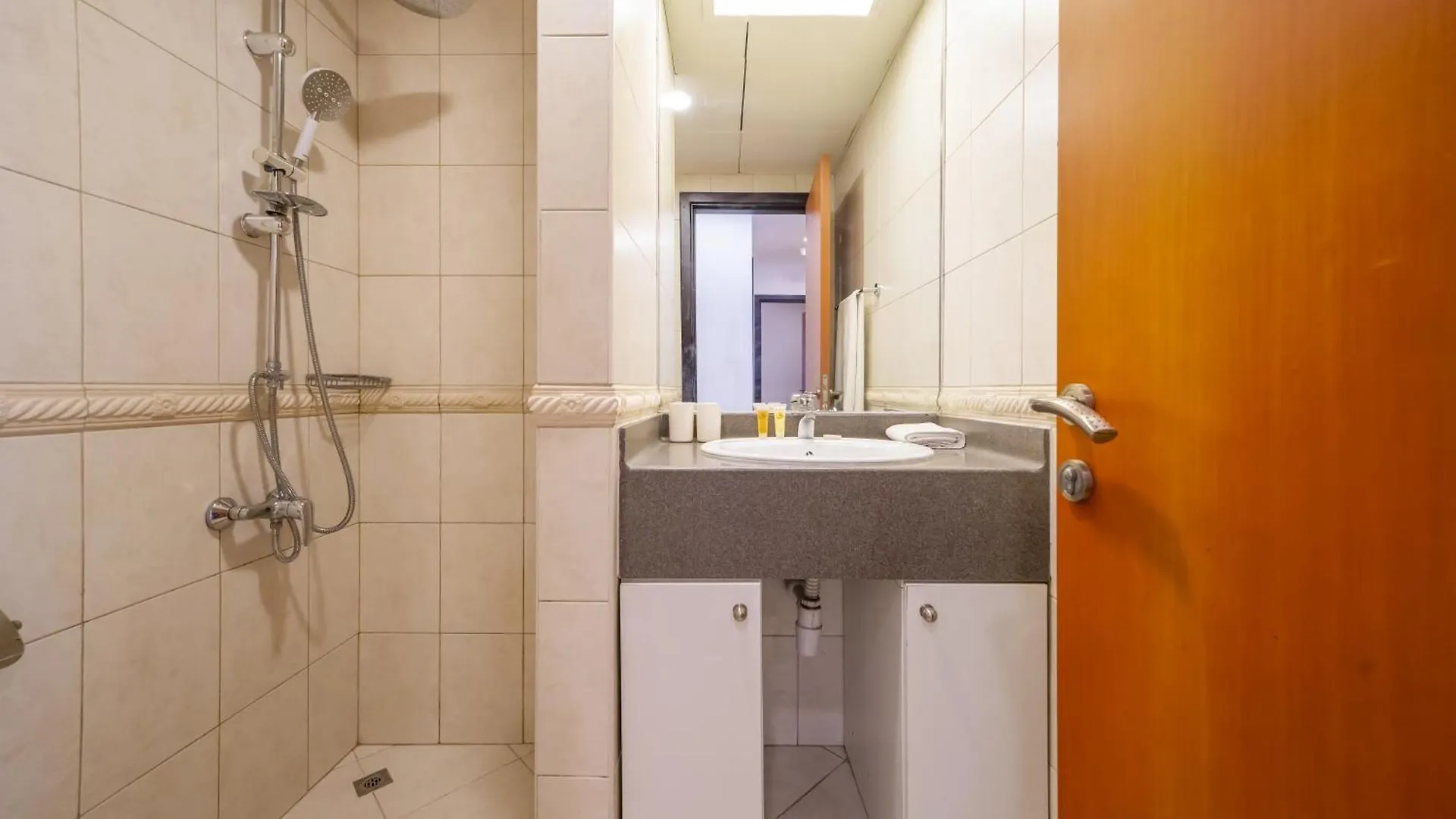 Spacious 4-Br In Horizon Tower, Marina Dubai United Arab Emirates