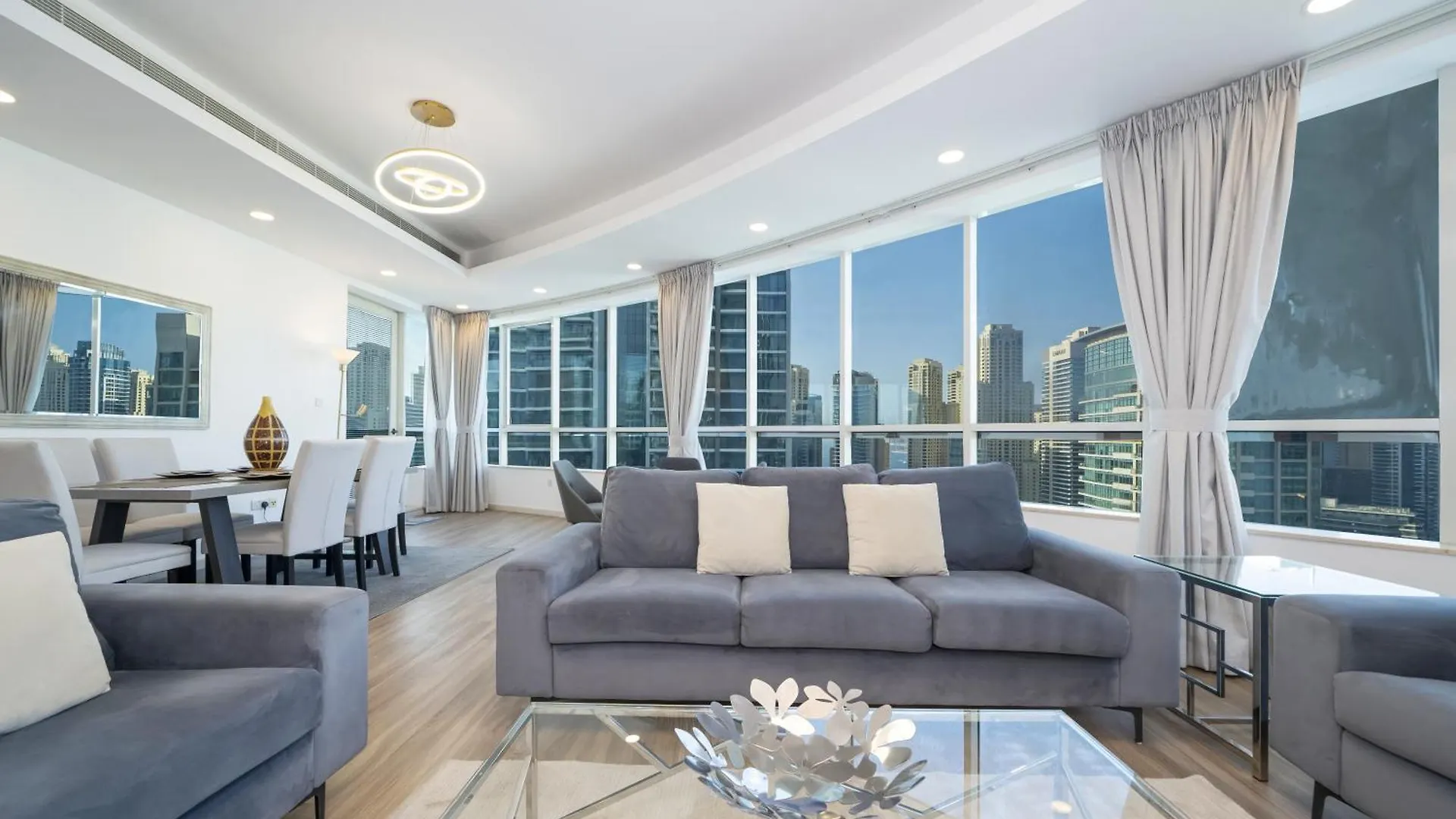 Spacious 4-Br In Horizon Tower, Marina Dubai Villa