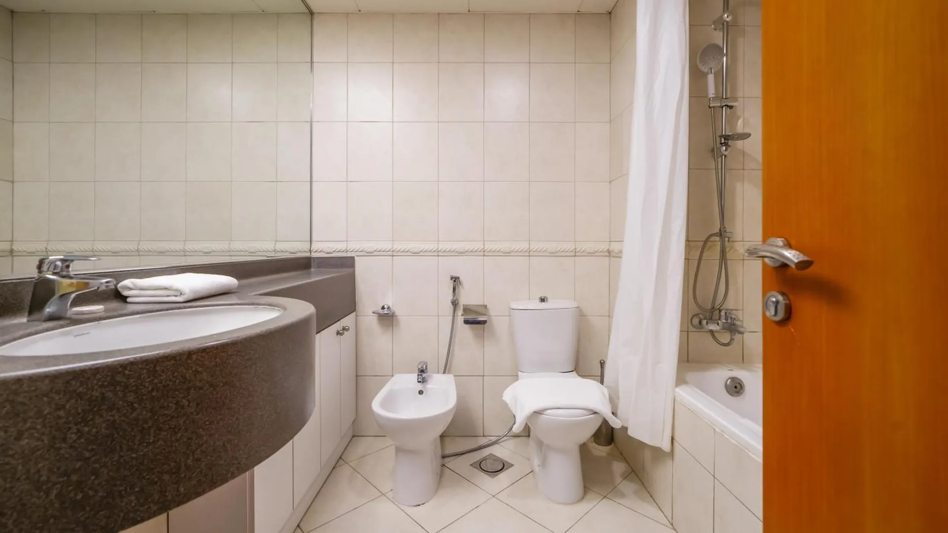 Spacious 4-Br In Horizon Tower, Marina Dubai United Arab Emirates